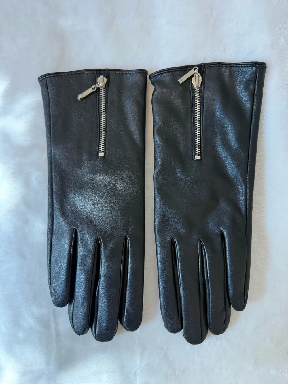Women's Black Leather Zip-Accent Gloves